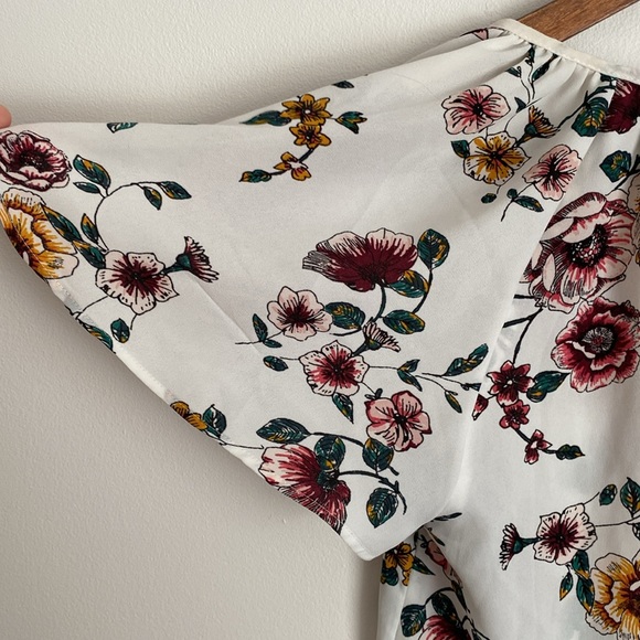 Maurices small women’s short sleeve blouse/top white/grey/floral. - Picture 4 of 13